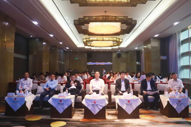 老哥网出席湖南异地商会结合会金融照拂委员会成立大会(图1) 老哥网出席湖南异地商会结合会金融照拂委员会成立大会(图1)