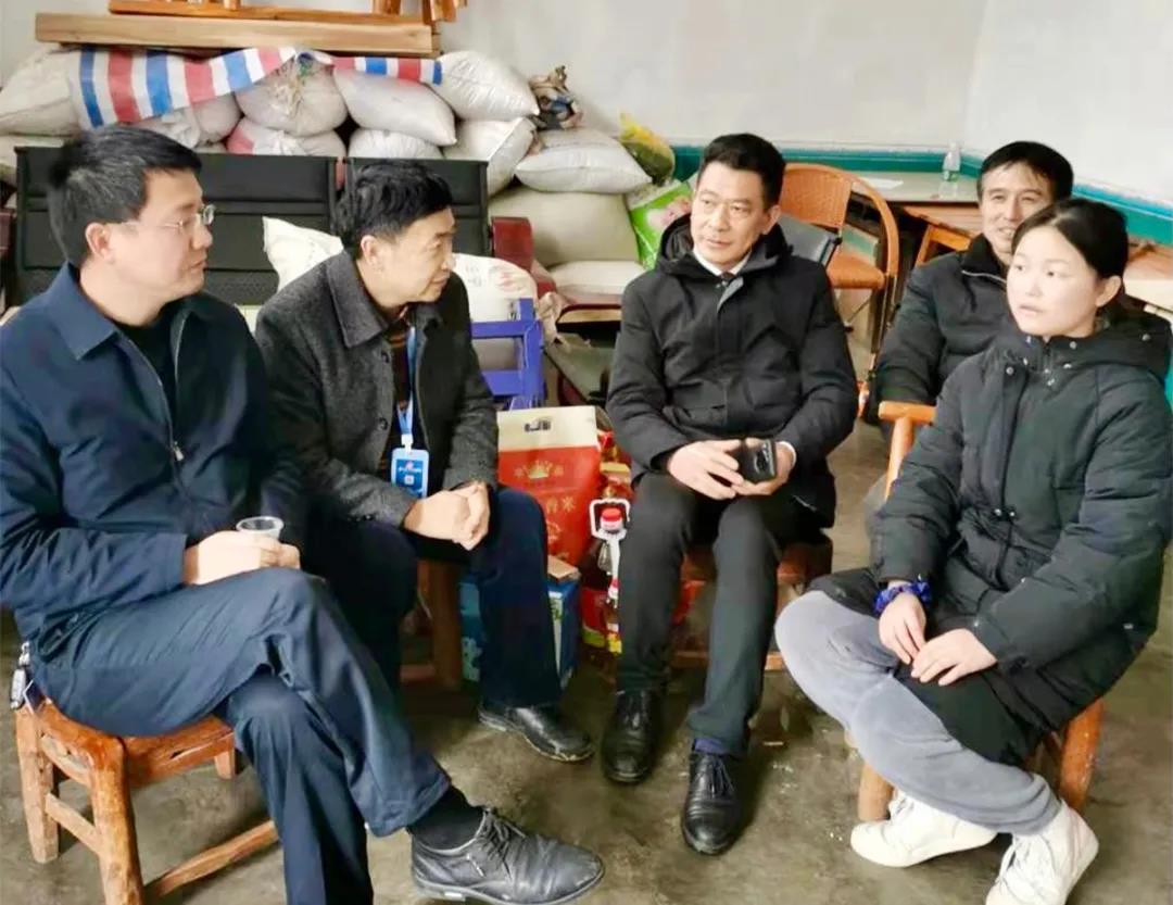 让爱回家:老哥网常德高星贸易广场发展春节扶贫帮困送温暖活动(图2) 让爱回家:老哥网常德高星贸易广场发展春节扶贫帮困送温暖活动(图2)