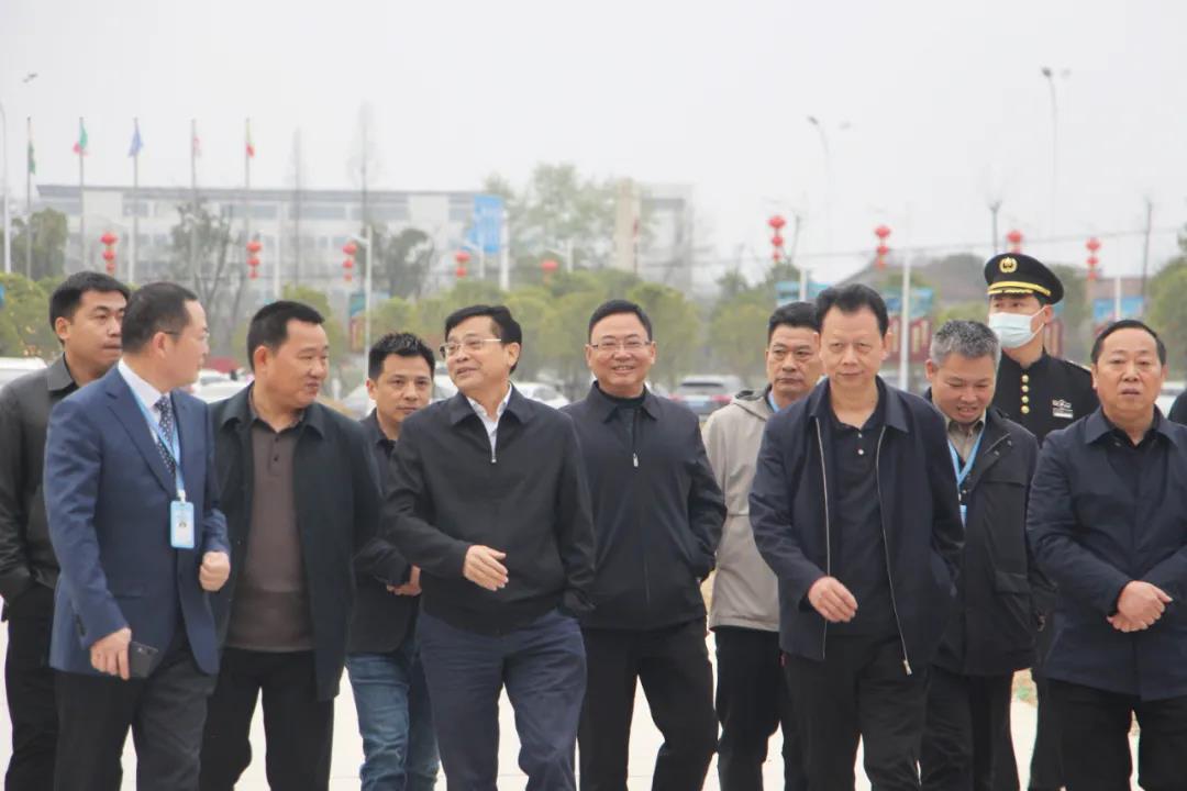 常德市政协主席朱水平一行调查老哥网高星贸易广场项目(图1) 常德市政协主席朱水平一行调查老哥网高星贸易广场项目(图1)