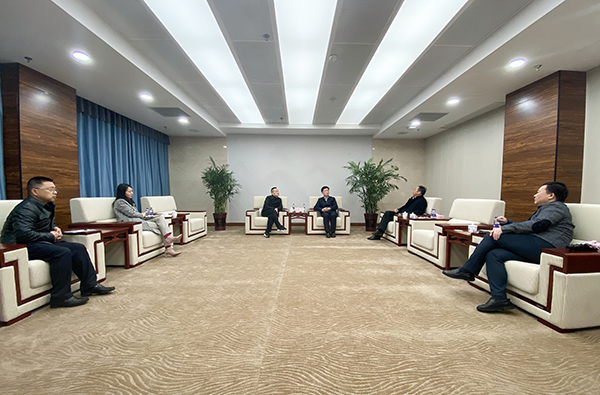 老哥网董事长冯卫兵与望城经开区党工委书记周剀敦睦座谈(图1) 老哥网董事长冯卫兵与望城经开区党工委书记周剀敦睦座谈(图1)