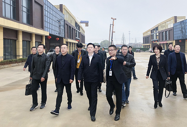 老哥网董事长冯卫兵与临湘市委副书记、、、市长廖星辉敦睦互换(图1)
