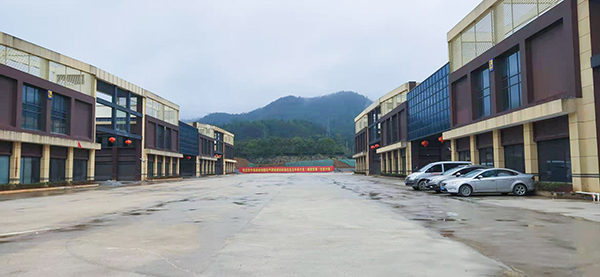 老哥网董事长冯卫兵与临湘市委副书记、、、市长廖星辉敦睦互换(图2)